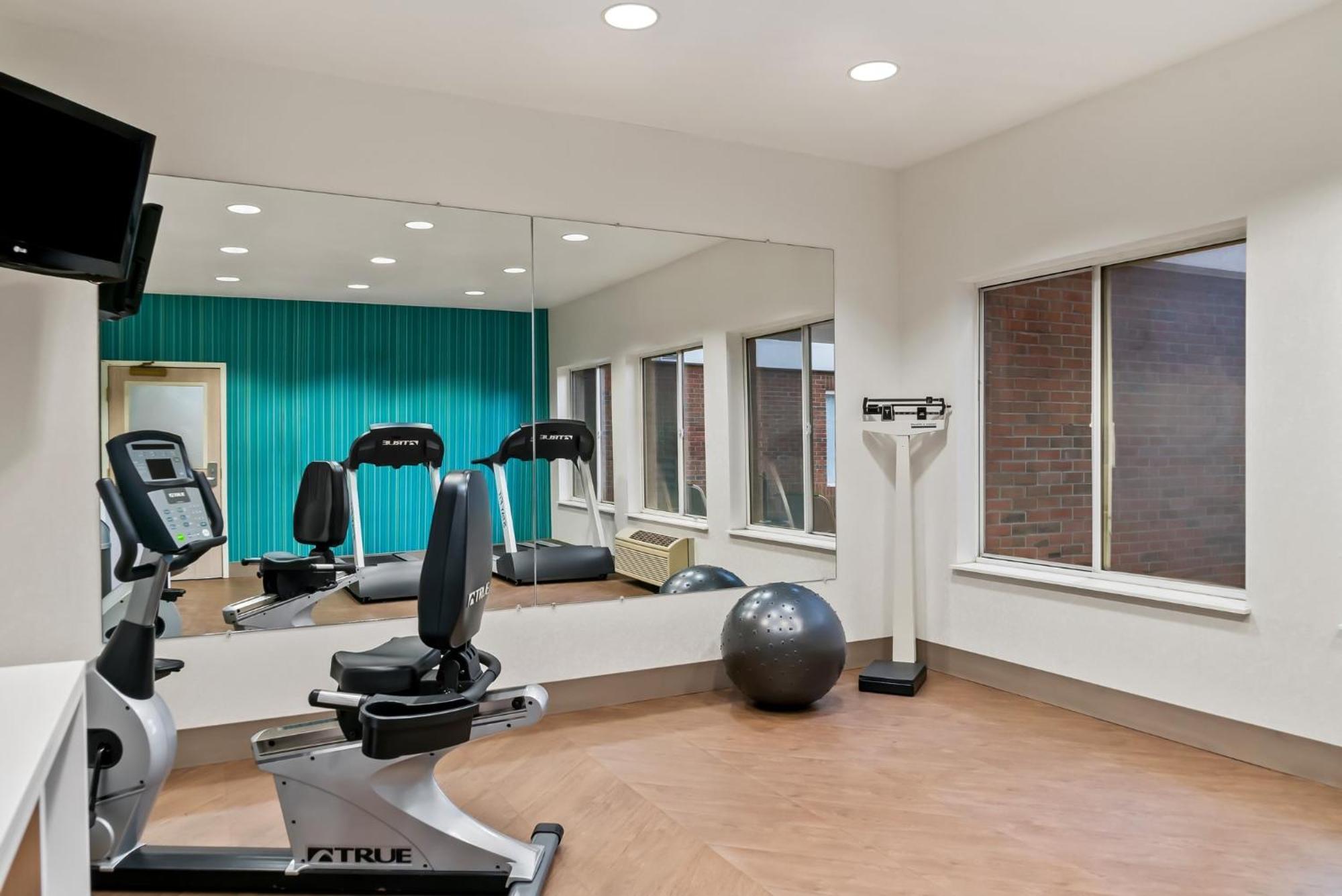 Holiday Inn Express Hotel & Suites Marion By Ihg Екстериор снимка