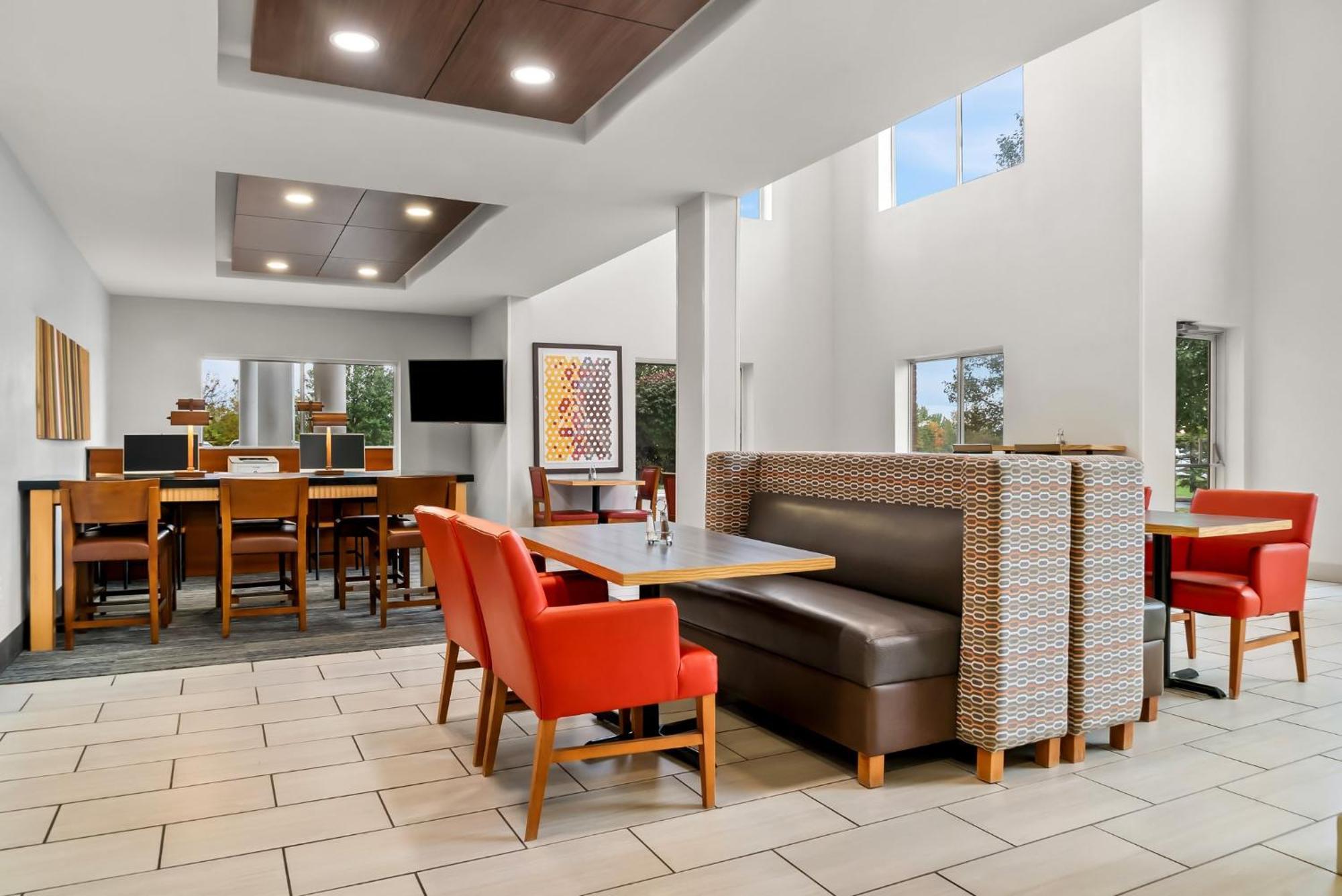 Holiday Inn Express Hotel & Suites Marion By Ihg Екстериор снимка