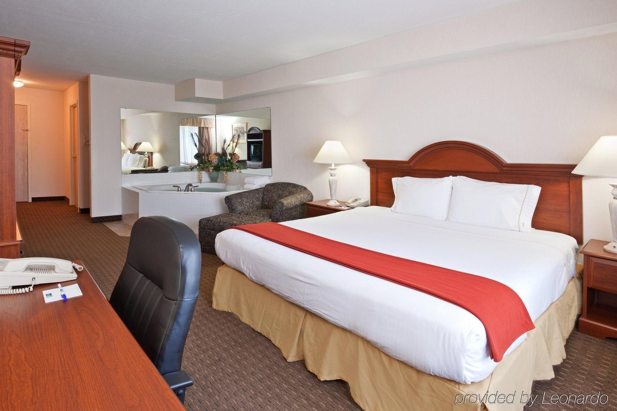 Holiday Inn Express Hotel & Suites Marion By Ihg Стая снимка