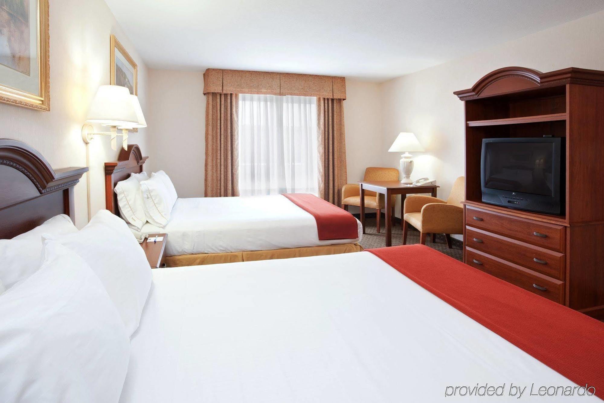 Holiday Inn Express Hotel & Suites Marion By Ihg Стая снимка